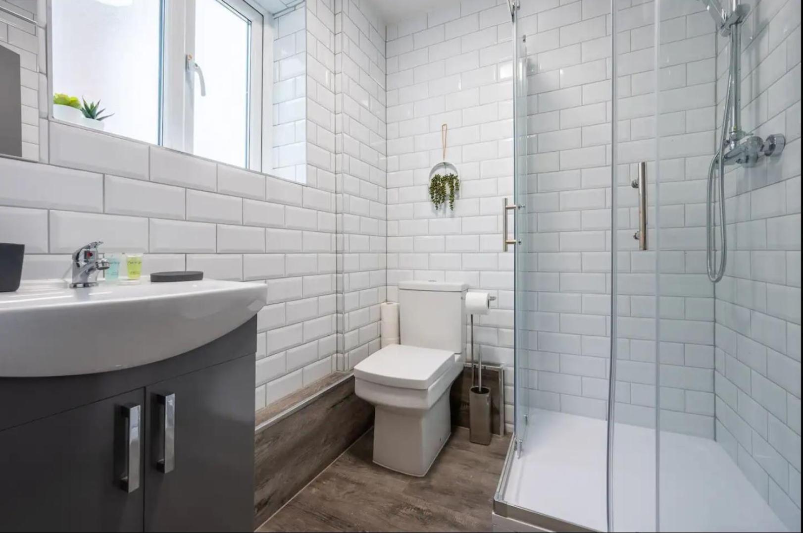 Stunning One Bedroom Apartments Near Shops & Central Cardiff Ngoại thất bức ảnh